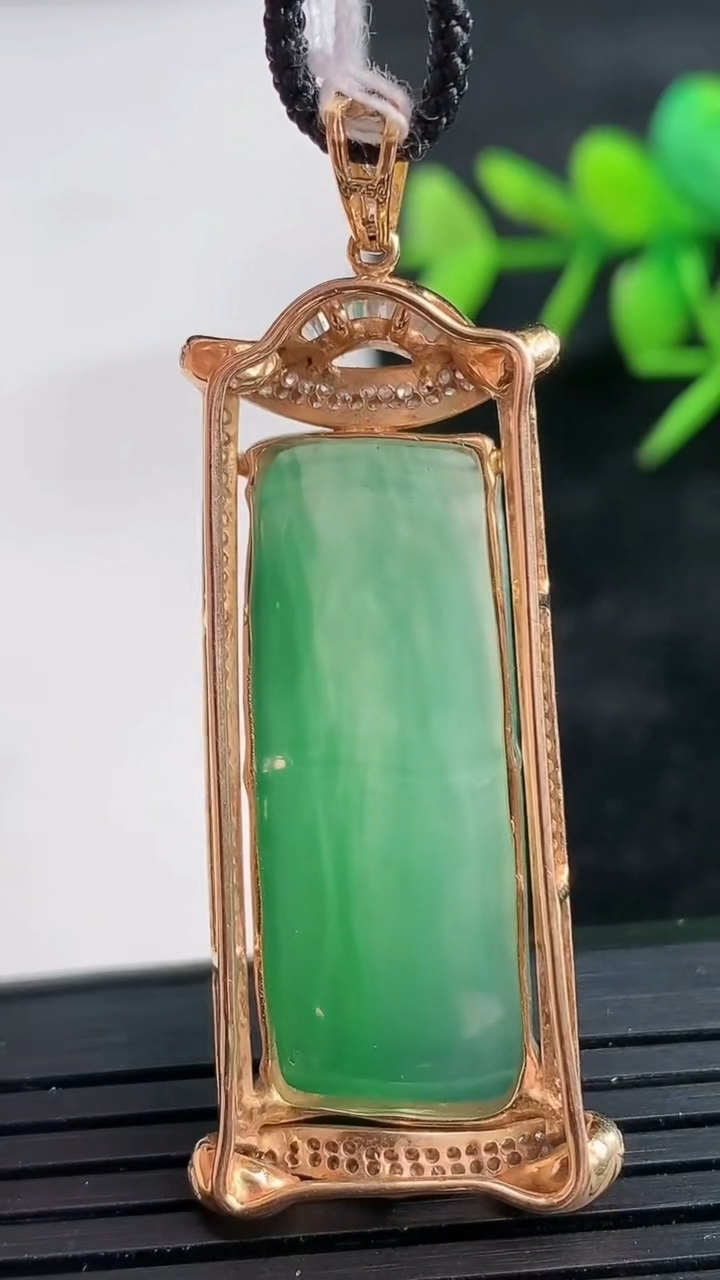 天然A货翡翠节节高升 竹节吊坠尺寸51.8-20.3-9.2裸石33.2-12.9重量:10.83g
3月28日