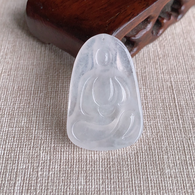 天然A货翡翠白冰白月光观音吊坠 
尺寸39-25.6-5.5mm 重量10.43g 0328