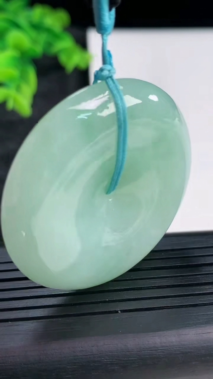 天然A货翡翠平安扣吊坠，尺寸43.6-9.5重量:37.56g
3月29日