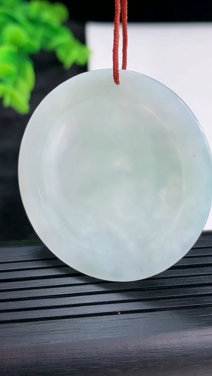 天然A货翡翠生肖马吊坠，尺寸42-5.5重量:19.81g
3月29日