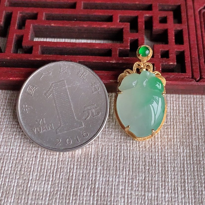 天然A货翡翠18K金镶嵌飘绿寿桃吊坠 
尺寸25.8-14.2-7.6裸石17.3-12.5mm 重量3.48g 0328