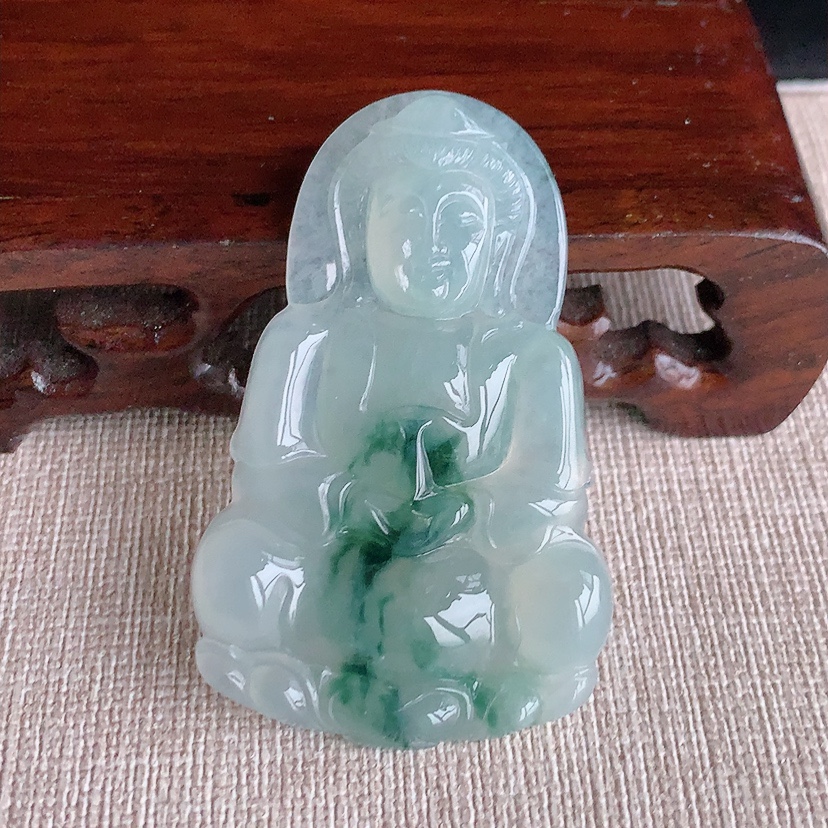 天然A货翡翠飘花正装观音吊坠 
尺寸52.2-33-6mm 重量15.48g 0328