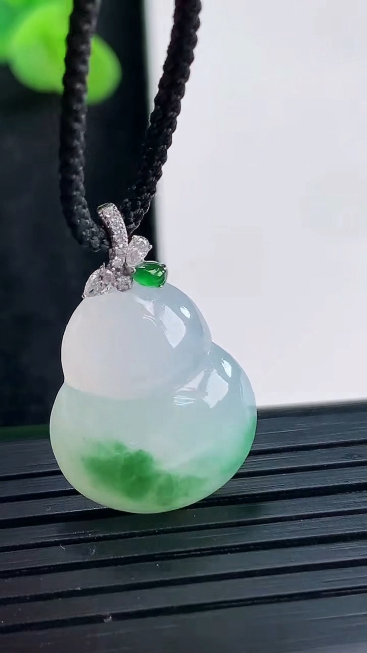 天然A货翡翠葫芦吊坠，尺寸20-16.5-5.5重量:3.39g
3月29日