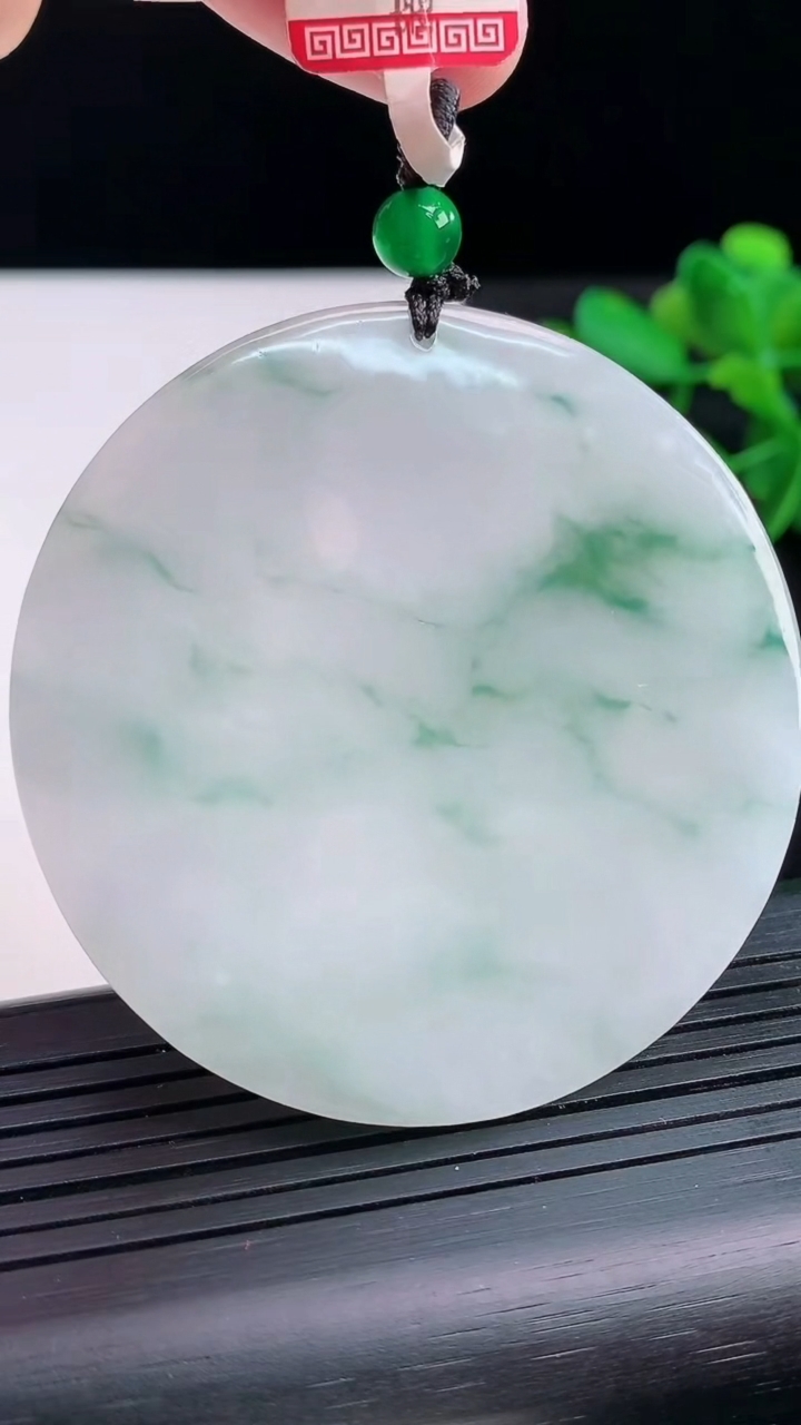 天然A货翡翠飘花千手观音菩萨吊坠，尺寸55-5.5重量:32.77g
3月29日