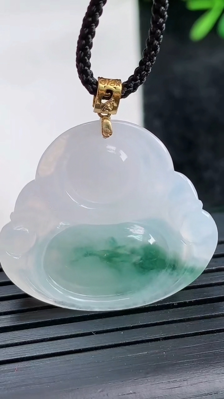 天然A货翡翠种飘花佛公吊坠，尺寸26-30.5-6重量:6.28g
3月29日