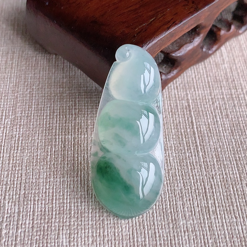 天然A货翡翠飘花四季豆福豆平安豆吊坠 
尺寸40.7-17.2-5.6mm 重量7.20g 0328