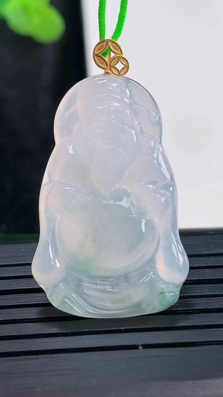 天然A货翡翠种飘花财神爷吊坠，尺寸32.5-21.5-4.8重量:5.73g
3月29日