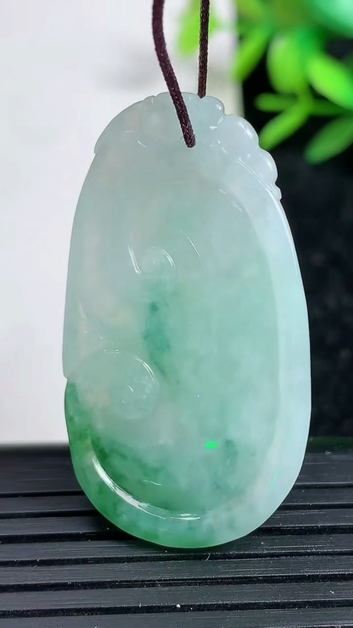 天然A货翡翠飘花如意吊坠，尺寸40.6-22.6-5.3，重:10.22g
3月29日