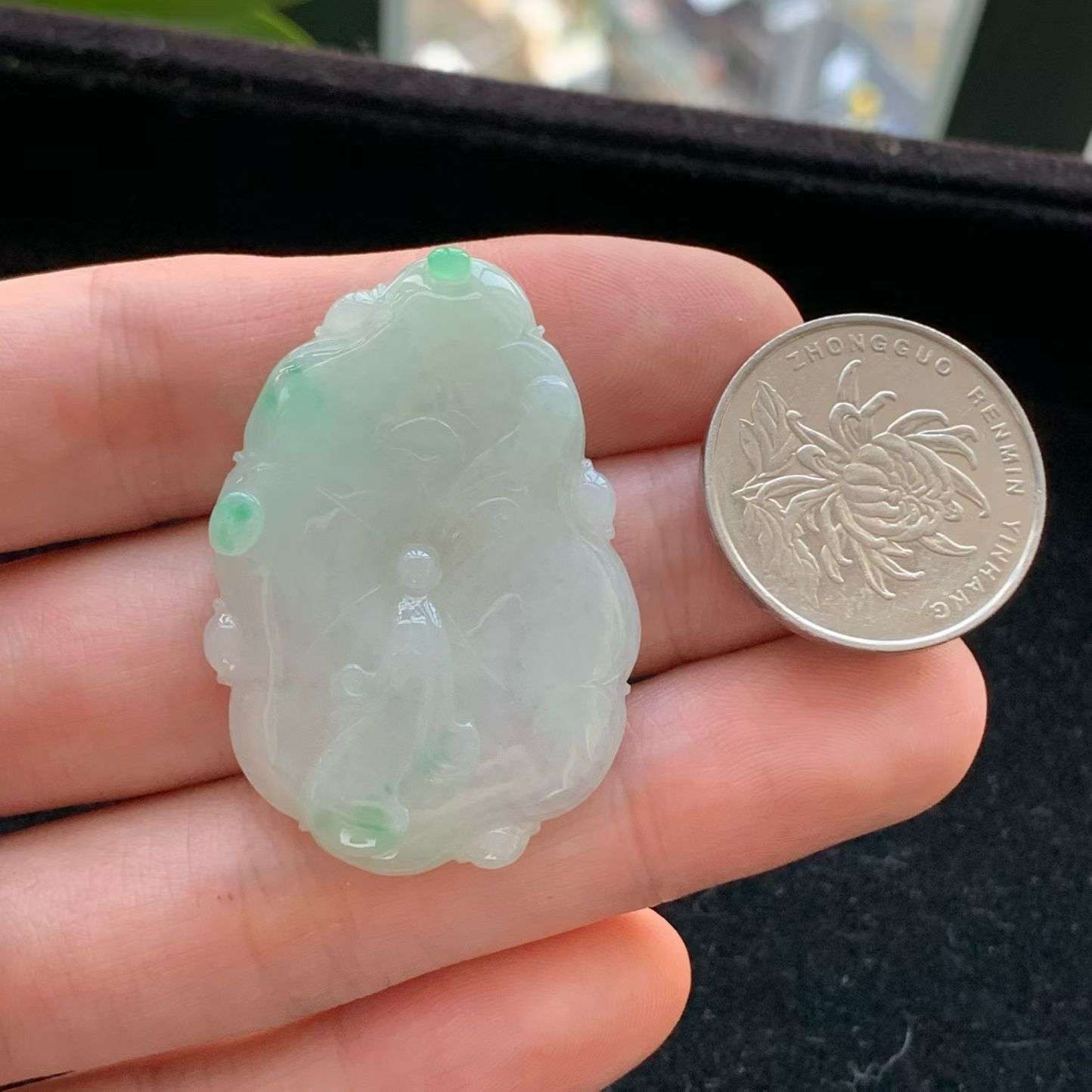 A货天然翡翠冰糯种飘绿荷花吊坠重量11.10
3月29日