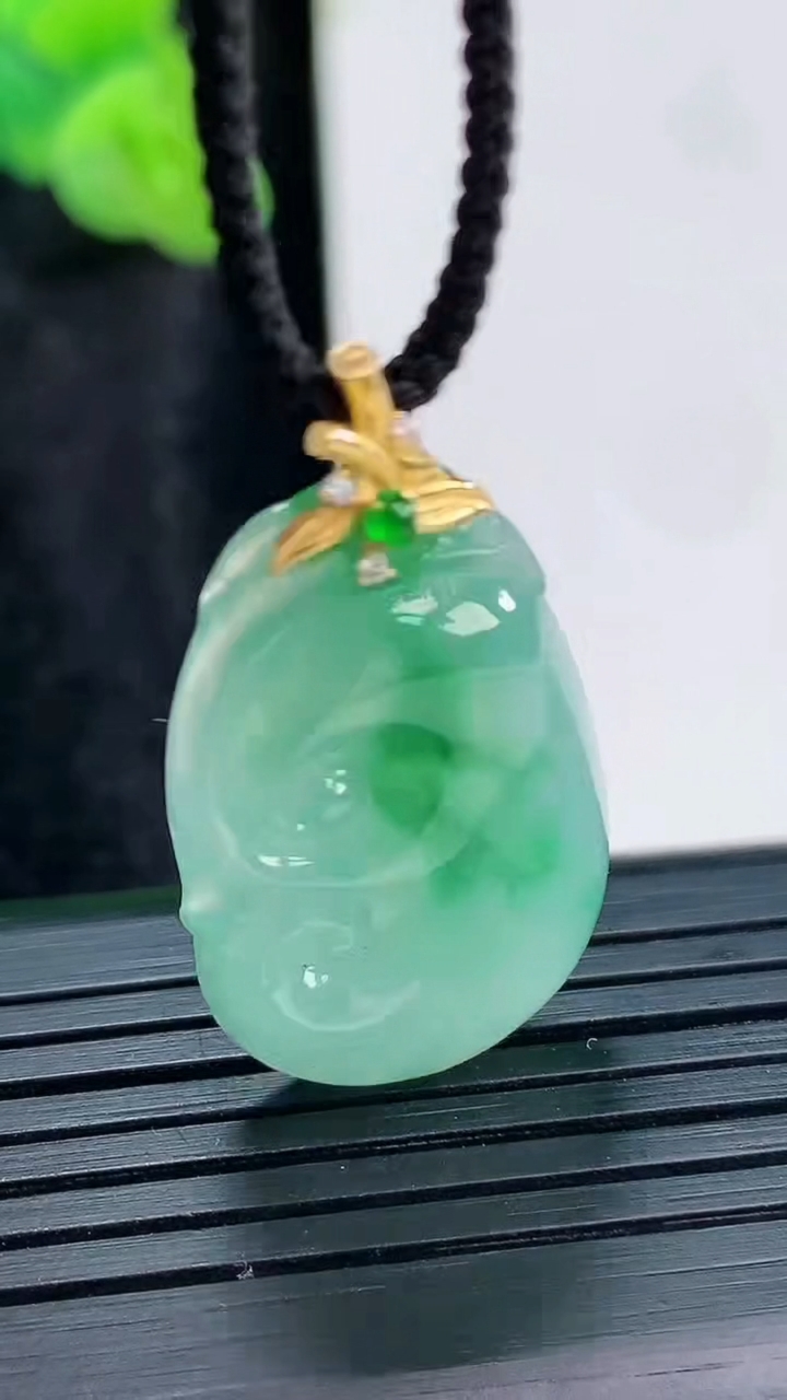 天然A货翡翠如意吊坠，尺寸27.5-18-5重量:5.09g
3月29日