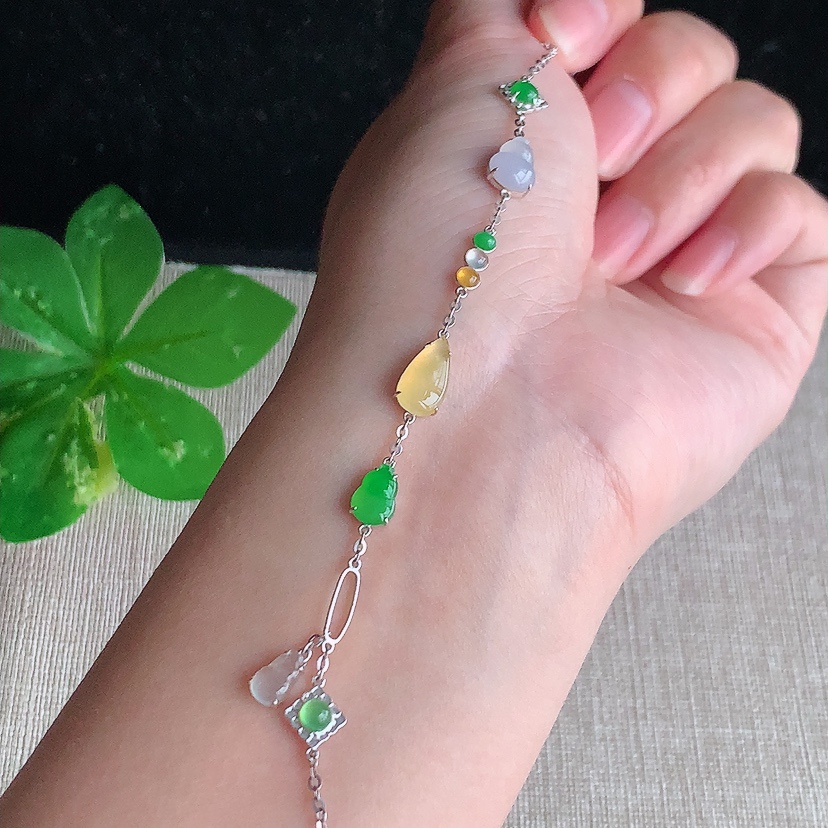 天然A货翡翠18K金镶嵌多彩葫芦手链 
尺寸8-6-3.3mm 重量2.60g 0328