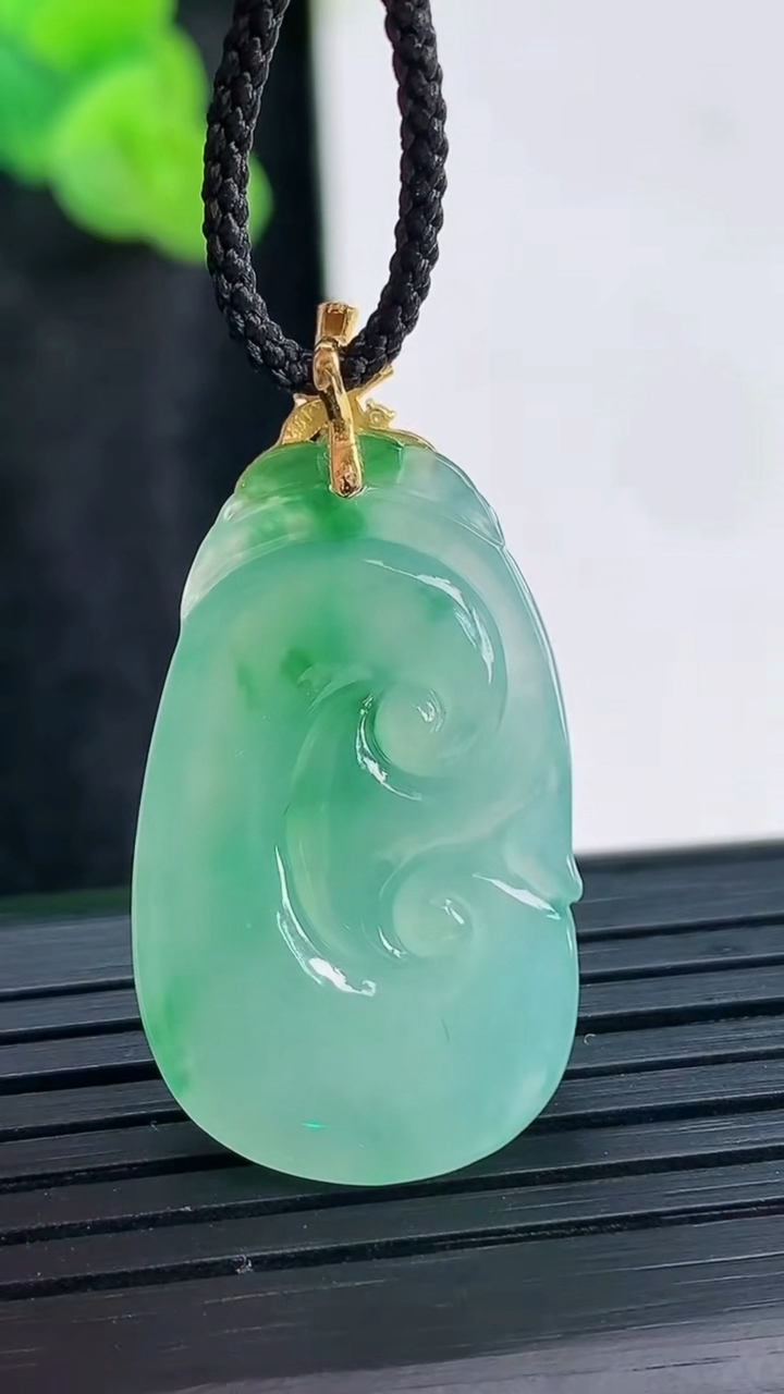 天然A货翡翠如意吊坠，尺寸27.5-18-5重量:5.09g
3月29日