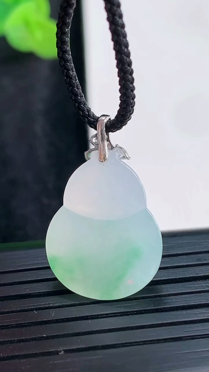 天然A货翡翠葫芦吊坠，尺寸20-16.5-5.5重量:3.39g
3月29日