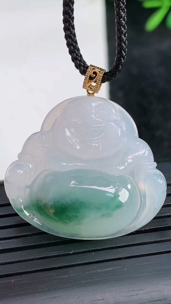 天然A货翡翠种飘花佛公吊坠，尺寸26-30.5-6重量:6.28g
3月29日