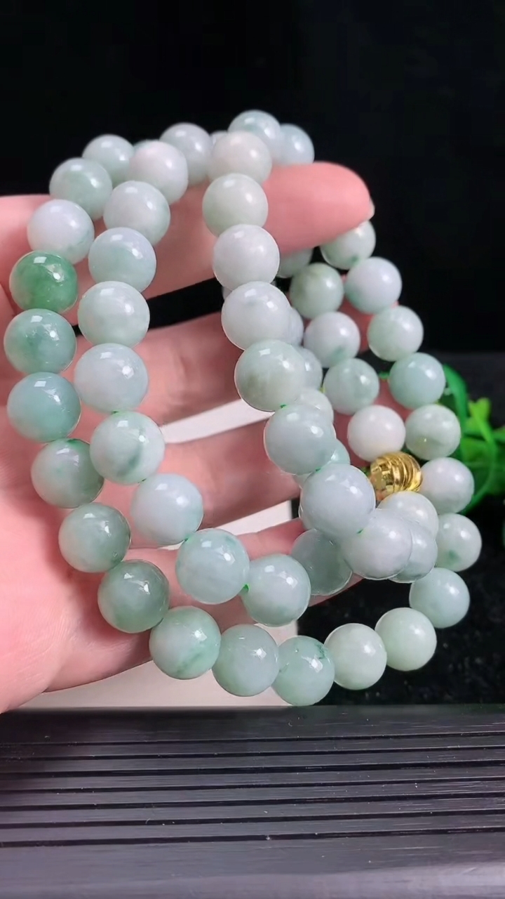 天然A货翡翠圆珠项链，尺寸10，重:127.21g3月29日
工厂直销收藏佳品,种好水足，色泽均匀，有种有色，上手高大气！