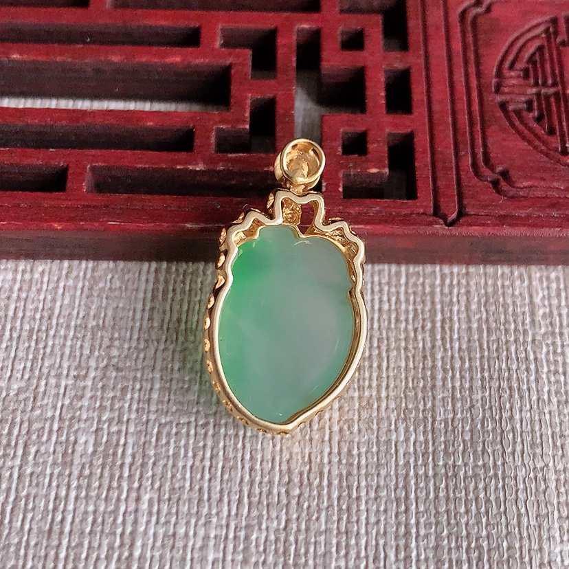 天然A货翡翠18K金镶嵌飘绿寿桃吊坠 
尺寸25.8-14.2-7.6裸石17.3-12.5mm 重