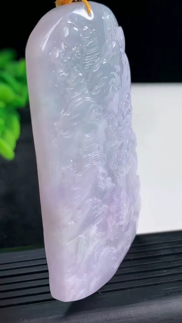 天然A货翡翠牌吊坠，尺寸71-42.5-9重量:59.33g
3月29日