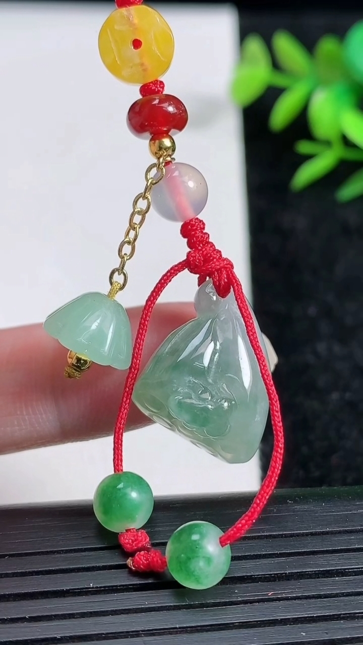 天然A货翡翠莲蓬吊坠，尺寸20.2-15.1-11，重:4.61g
3月29日