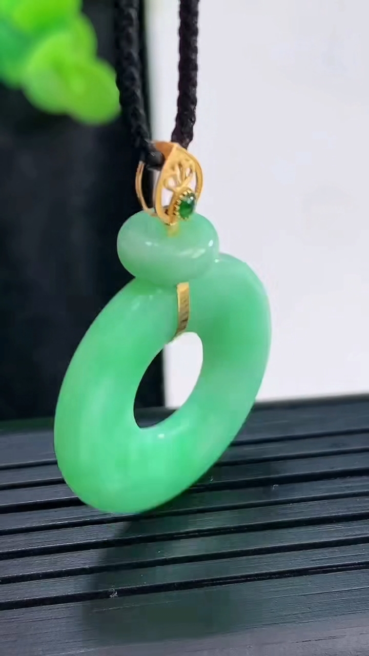 天然A货翡翠平安环吊坠，尺寸24-4重量:4.53g
3月29日
