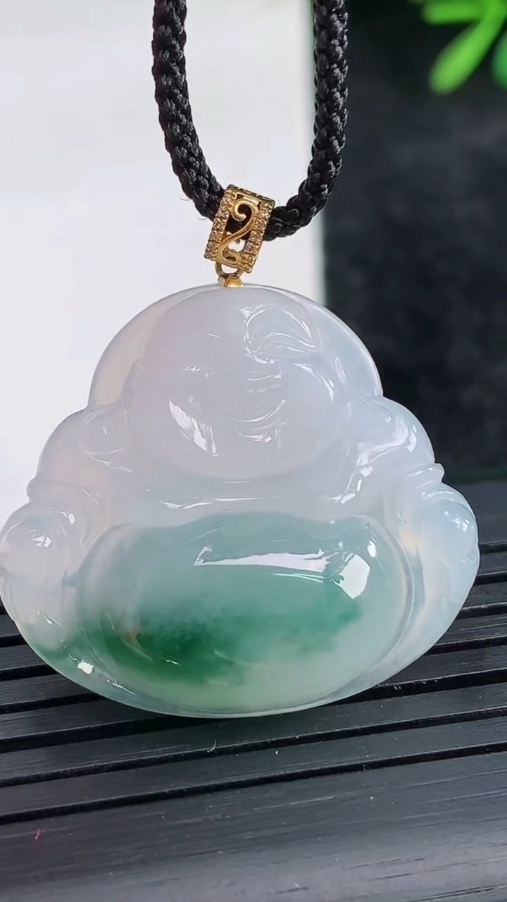 天然A货翡翠种飘花佛公吊坠，尺寸26-30.5-6重量:6.28g
3月29日