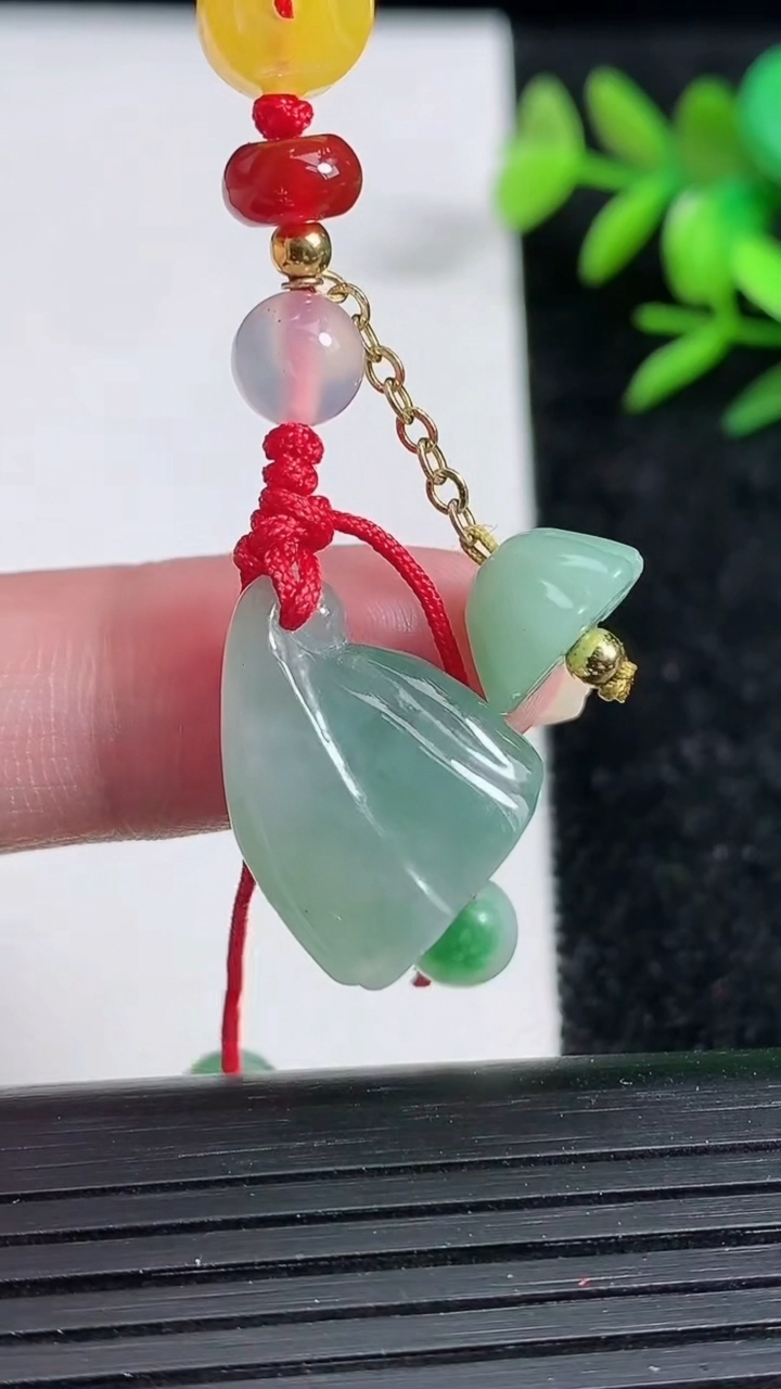 天然A货翡翠莲蓬吊坠，尺寸20.2-15.1-11，重:4.61g
3月29日