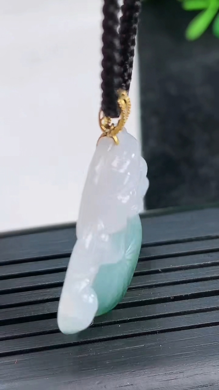 天然A货翡翠种飘花佛公吊坠，尺寸26-30.5-6重量:6.28g
3月29日