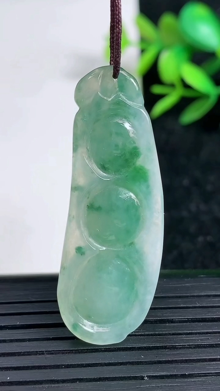 天然A货翡翠福豆吊坠，尺寸43.8-15.6-6.3，重:6.98g
3月29日