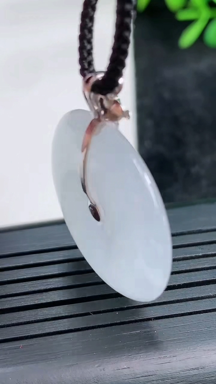 天然A货翡翠平安扣吊坠，尺寸28-6重量:9.50g
3月29日