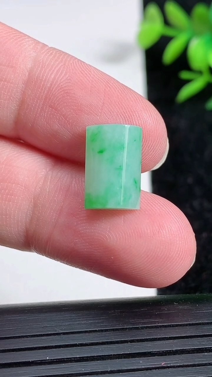 天然A货翡翠马鞍戒面，尺寸13.5-9-5.1，重:1.61g2026年3月29日
工厂直销收藏佳品,种好水足，色泽均匀，有种有色，上手高大气！