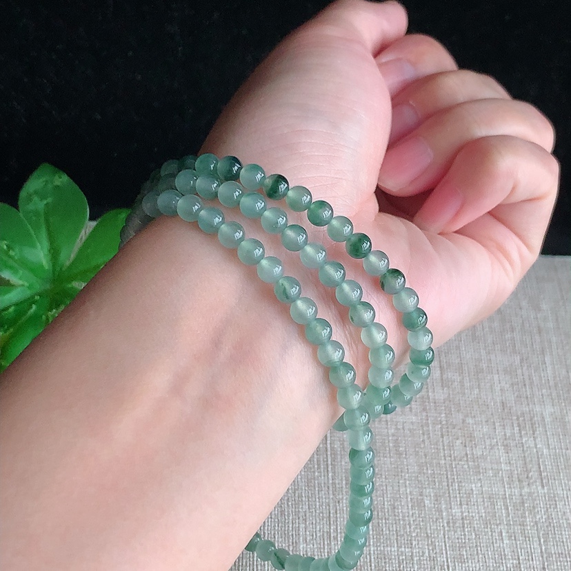 天然A货翡翠飘花圆珠项链毛衣链127颗 
尺寸4.8mm 重量24.80g 0328