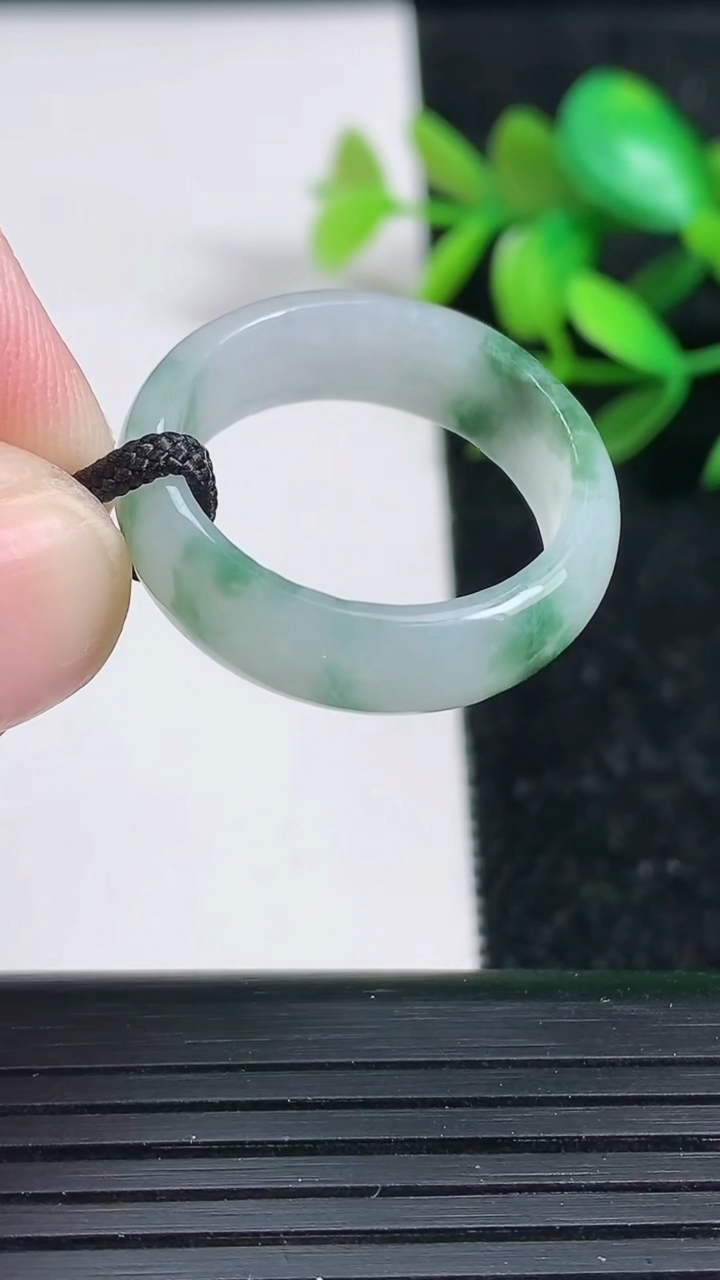 天然A货翡翠飘花指环戒指，尺寸20-7-3.5，重:4.43g2026年3月29日
工厂直销收藏佳品,种好水足，色泽均匀，有种有色，上手高大气！