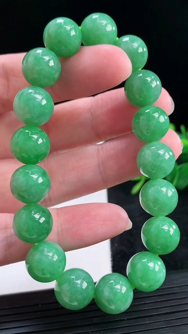 天然A货翡翠圆珠手串尺寸12重量:50.59g3月29日
工厂直销收藏佳品,种好水足，色泽均匀，有种有色，上手高大气！