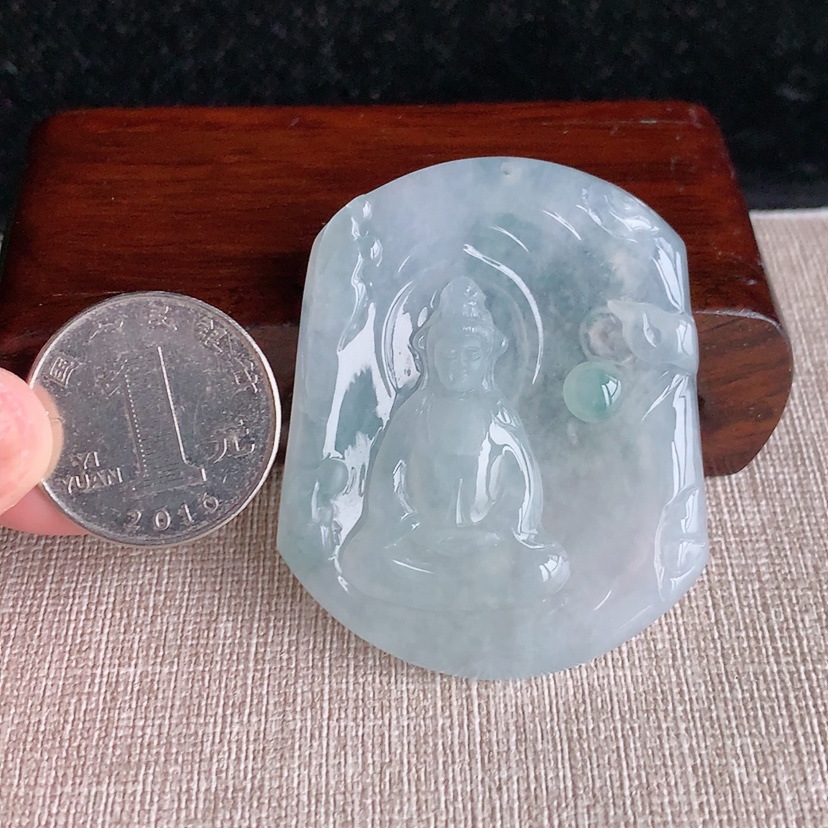 天然A货翡翠飘花观音吊坠 
尺寸51.3-42.2-5.5mm 重量24.92g 0328