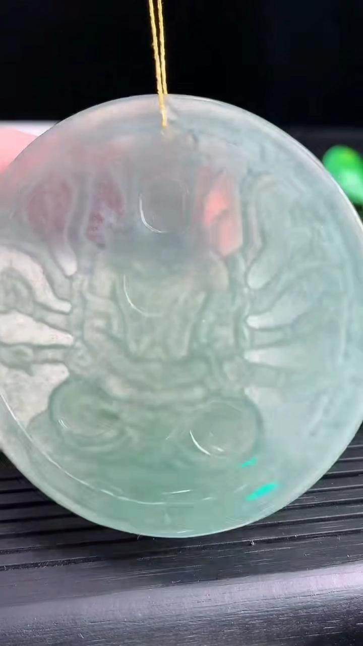 天然A货翡翠千手观音吊坠，尺寸55.5-3.7，重:23.47g
3月29日