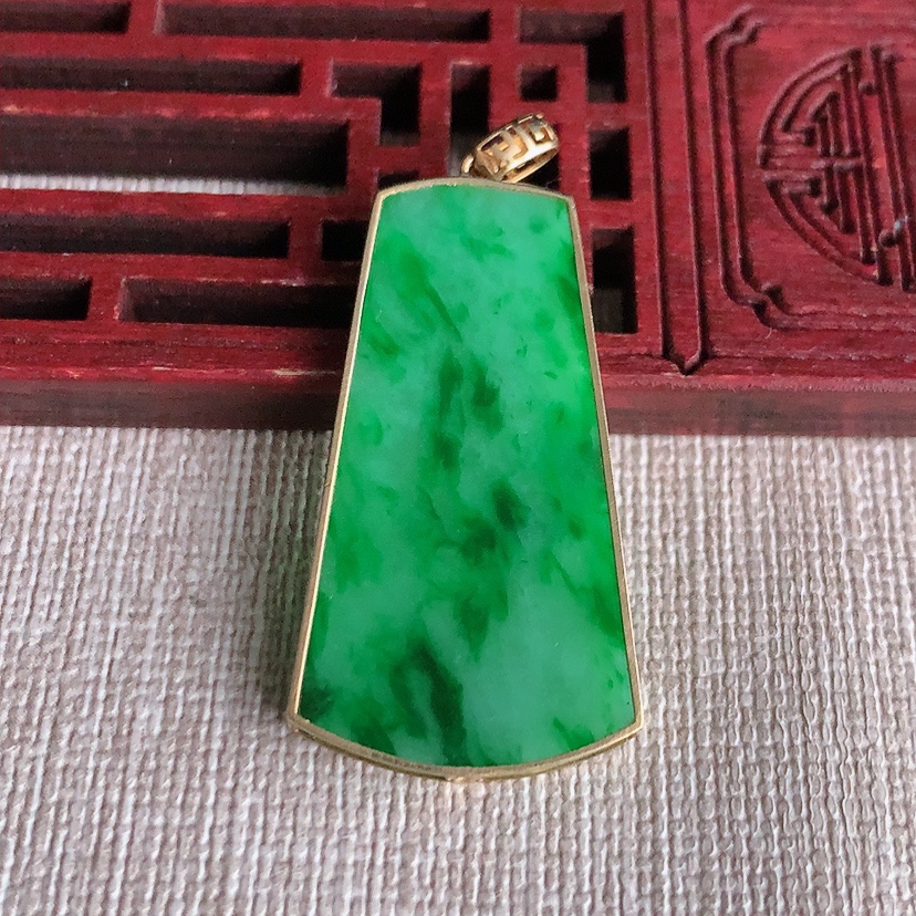 天然A货翡翠18K金镶嵌满绿无事牌吊坠 
尺寸34.6-19-2.6mm 重量4.74g 0328
