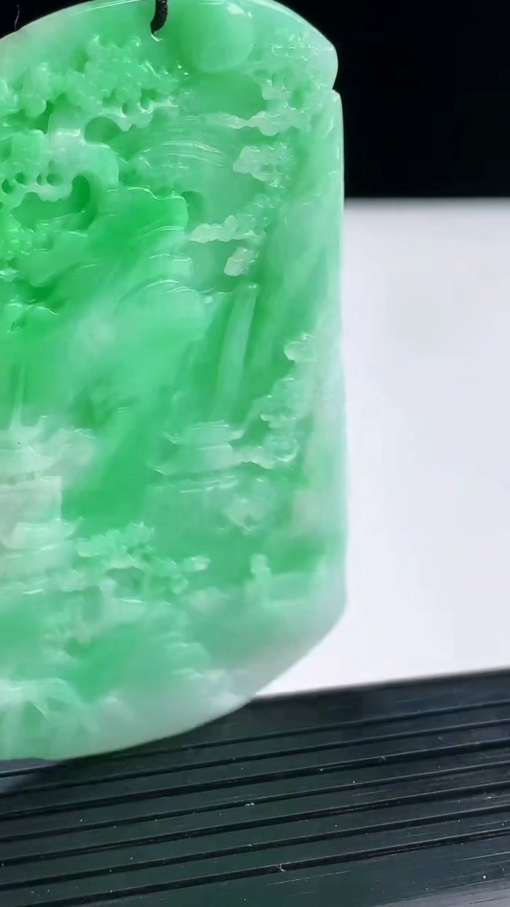 天然A货翡翠山水牌吊坠，尺寸66-41.6-4.8重量:27.74g
3月29日