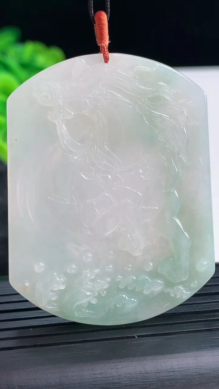 天然A货翡翠生肖马吊坠，尺寸55-43-5.5重量:29.03g
3月29日