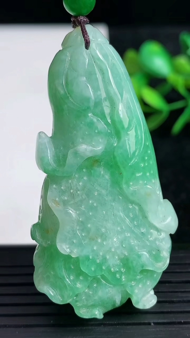 天然A货翡翠白菜吊坠，尺寸58-30.5-12.5，重:42.69g
3月29日