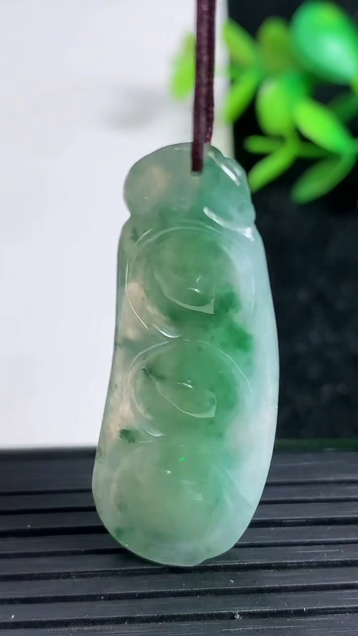 天然A货翡翠福豆吊坠，尺寸43.8-15.6-6.3，重:6.98g
3月29日