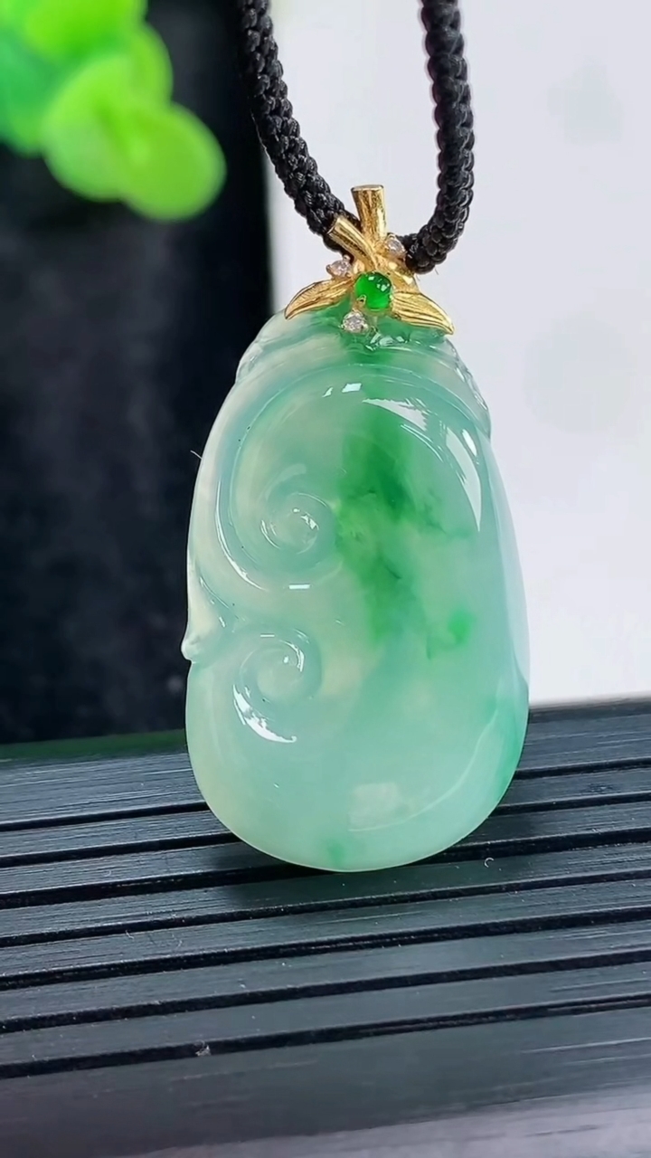 天然A货翡翠如意吊坠，尺寸27.5-18-5重量:5.09g
3月29日