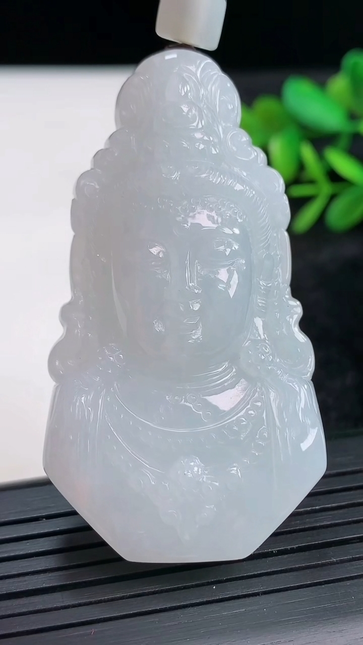 天然A货翡翠观音头吊坠，尺寸59-32.6-11重量:41.43g
3月29日