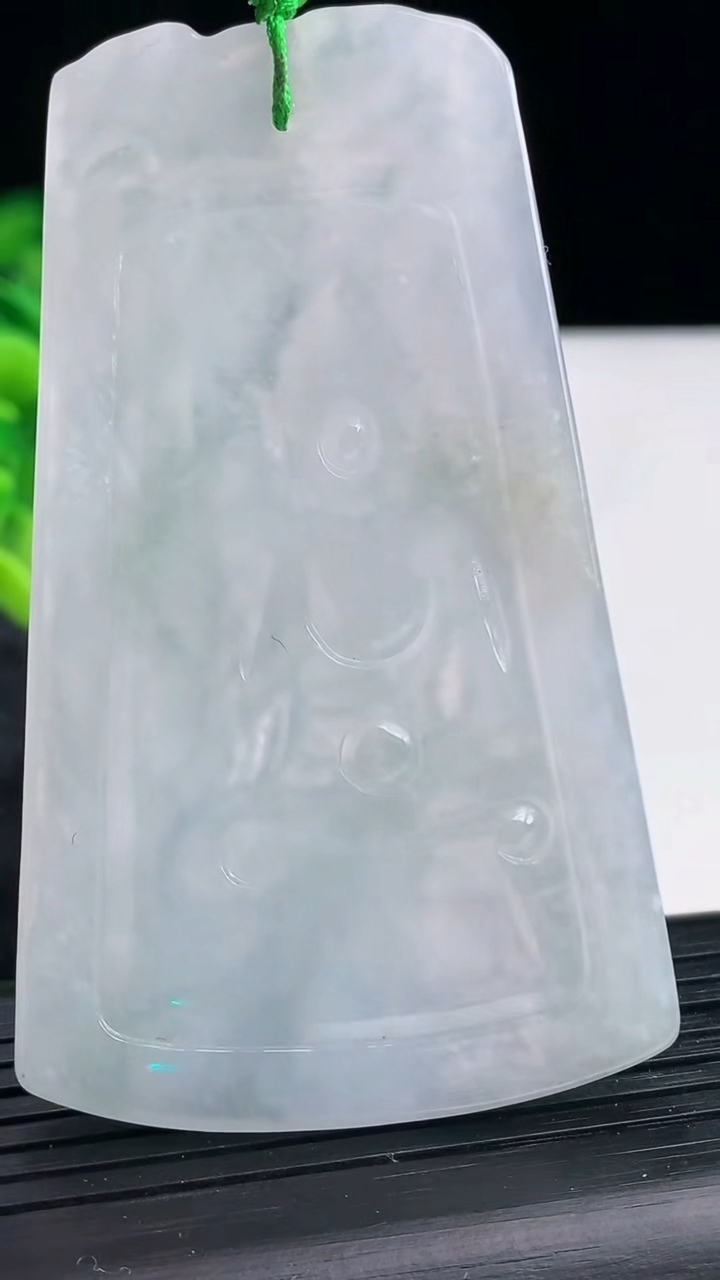 天然A货翡翠大势至观音菩萨吊坠，尺寸74-44-5重量:33.70g
3月29日