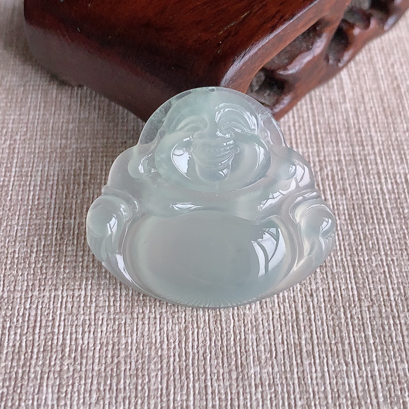 天然A货翡翠晴水佛公吊坠 
尺寸31.5-35.6-5.8mm 重量10.00g 0328