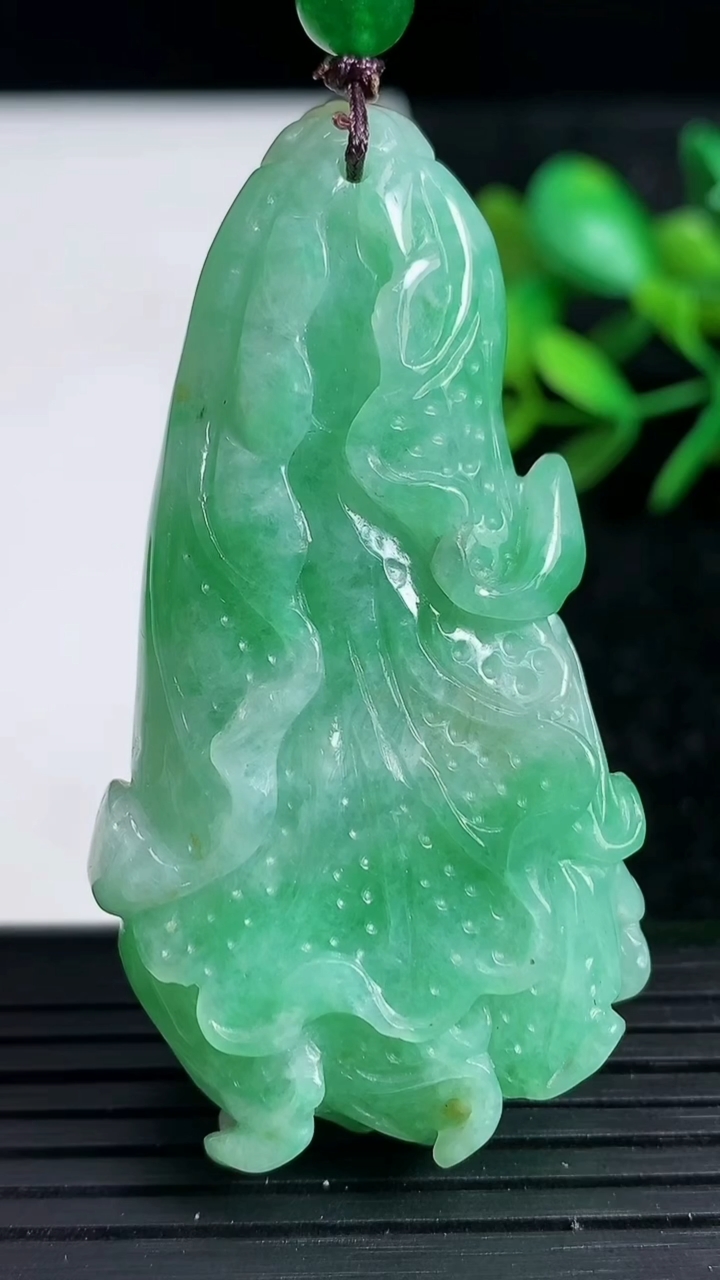 天然A货翡翠白菜吊坠，尺寸58-30.5-12.5，重:42.69g
3月29日