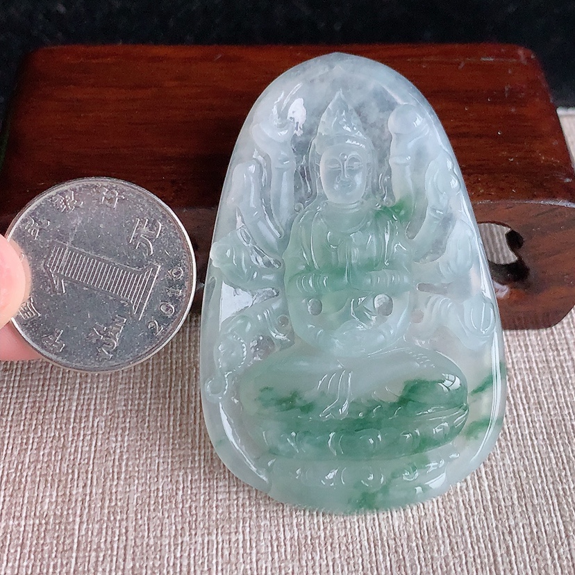 天然A货翡翠飘花千手观音吊坠 
尺寸60.2-39.2-5.8mm 重量23.90g 0328