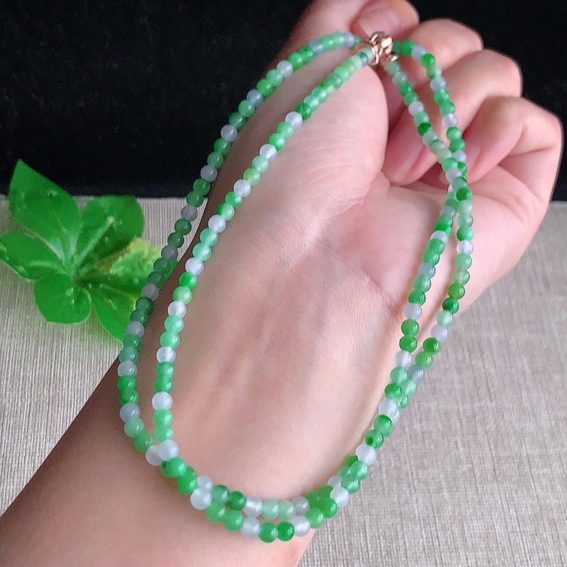天然A货翡翠满绿白月光圆珠项链毛衣链 
尺寸3.6mm 重量13.65g 0328