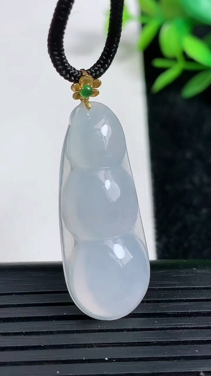 天然A货翡翠福豆吊坠，尺寸34-14-5.5，重:4.37g
3月29日