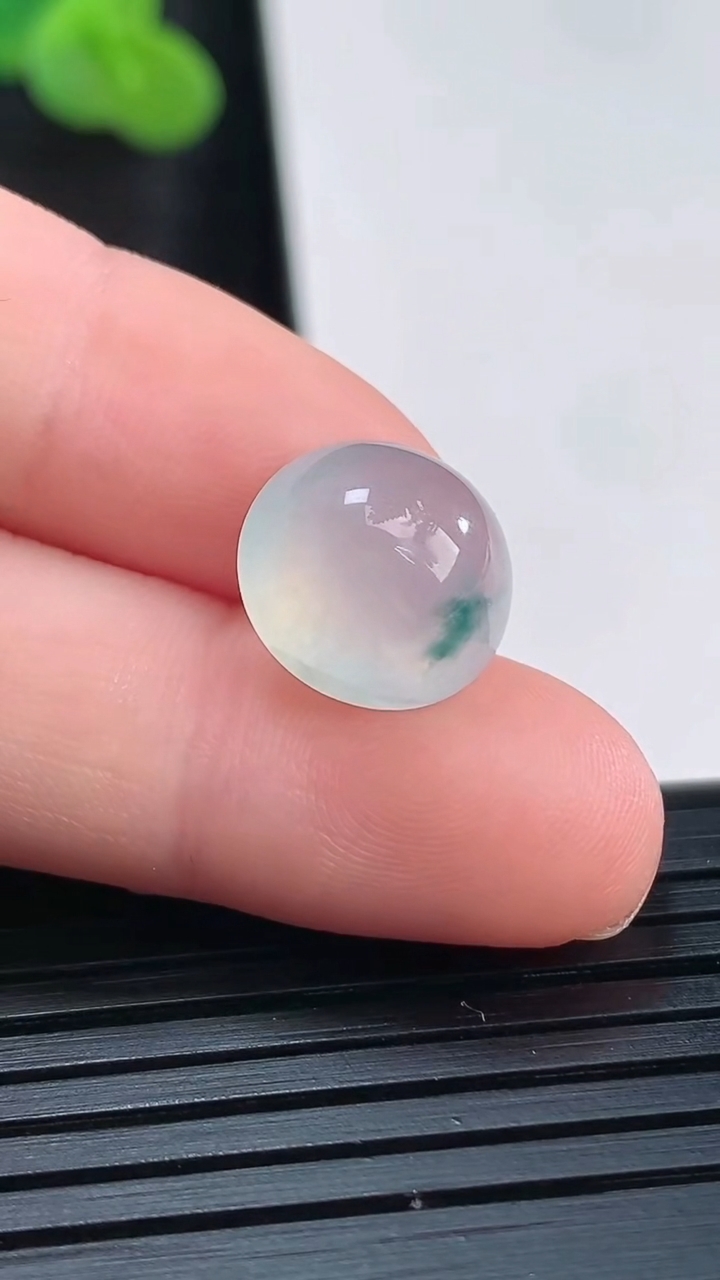 天然A货翡翠冰种飘花蛋面镶嵌件，尺寸12.5-7.2重量:1.68g
3月29日