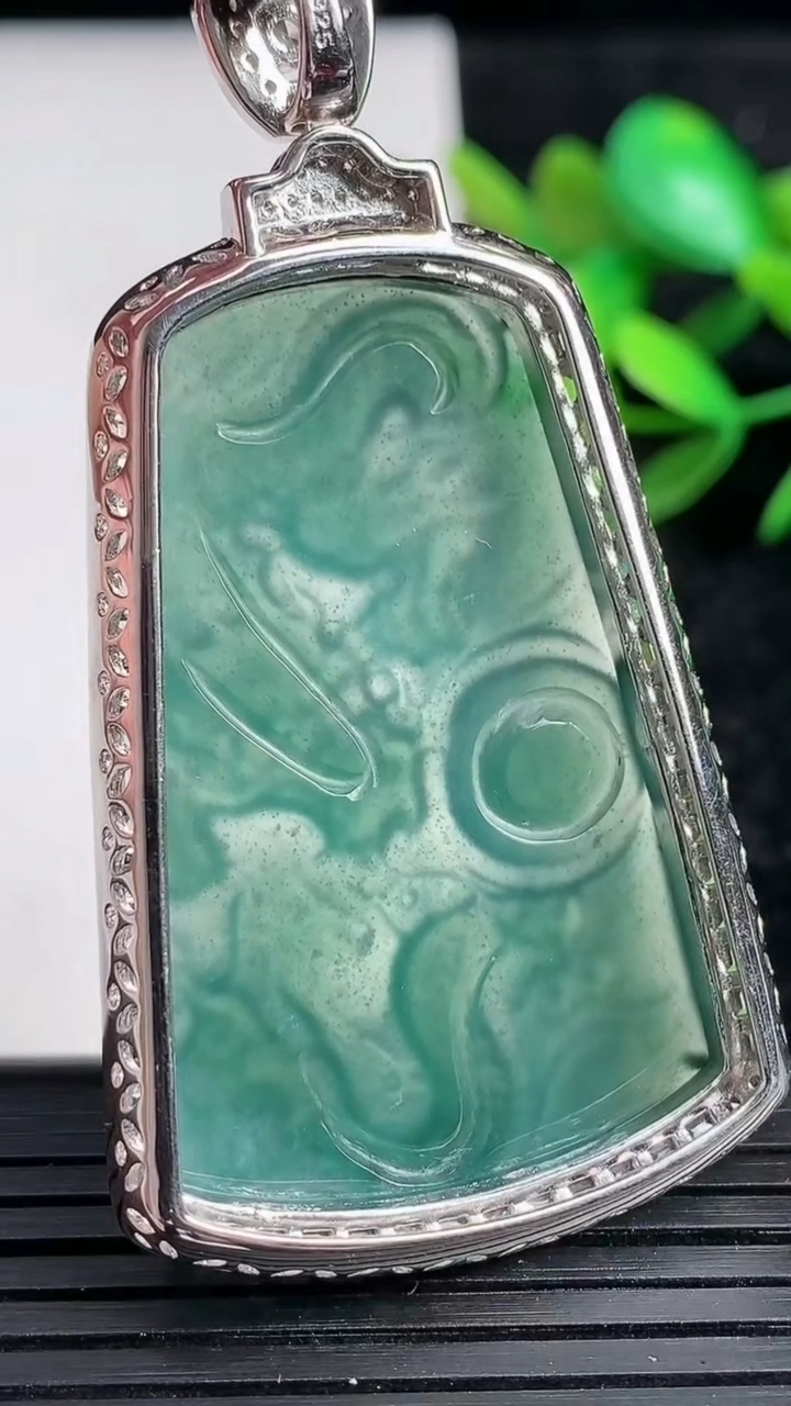 天然A货翡翠925银蓝水龙牌吊坠，尺寸61-33-8，重:17.78g
3月29日