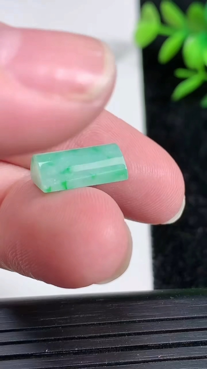 天然A货翡翠马鞍戒面，尺寸13.5-9-5.1，重:1.61g2026年3月29日
工厂直销收藏佳品,种好水足，色泽均匀，有种有色，上手高大气！